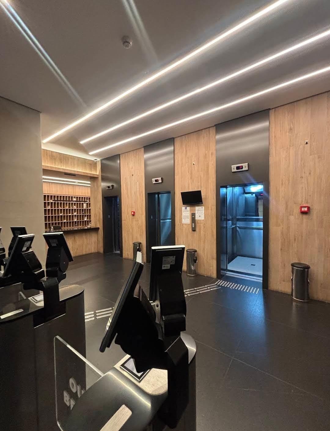 Entrada do prédio da Moni Fisioterapia na Bela Vista, São Paulo